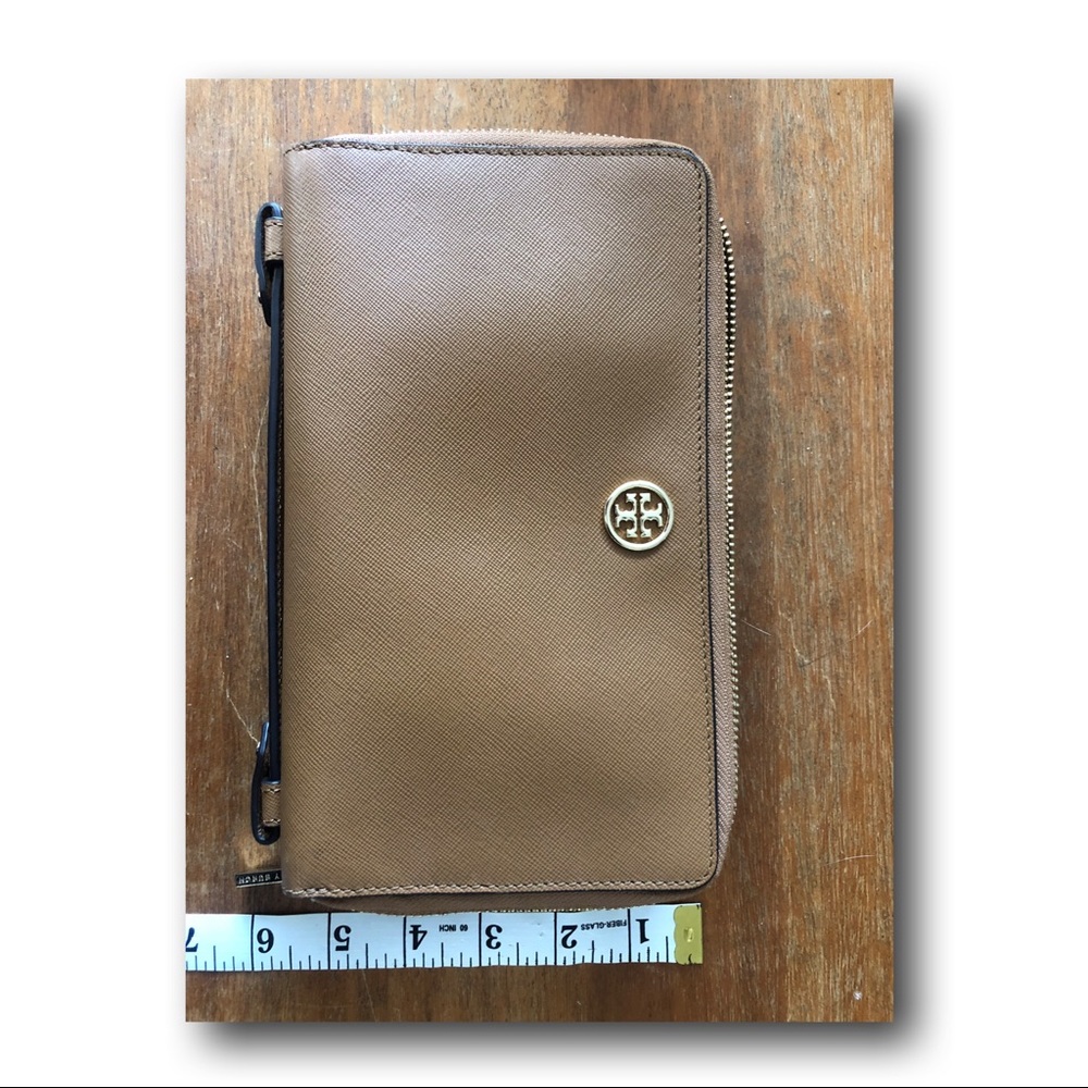 Tory Burch clutch/wallet. - Picture 2 of 8